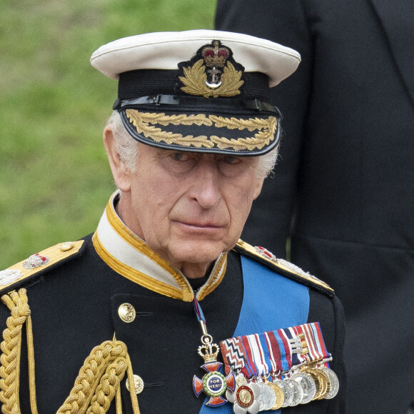 Le roi Charles III d'Angleterre - Procession pédestre des membres de la famille royale depuis la grande cour du château de Windsor jusqu'à la Chapelle Saint-Georges. Le 19 septembre 2022.