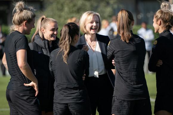 La Première ministre britannique Liz Truss rencontre l'équipe féminine de football, après leur victoire à l'Euro 2022, au Lensbury Resort à Teddington, le 10 octobre 2022.