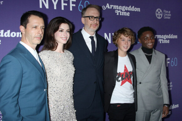 Jeremy Strong, Anne Hathaway, James Gray, Banks Repeta et Jaylin Webb à la première de "Armageddon Time" lors du 66ème Festival International du Film de Londres (BFI), le 12 octobre 2022. 
