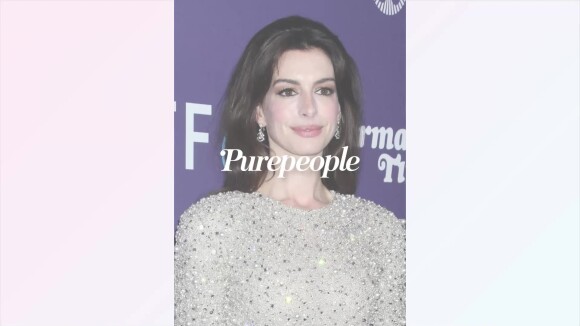 Anne Hathaway étincelante : total look brillant sur tapis rouge, de la tête aux pieds