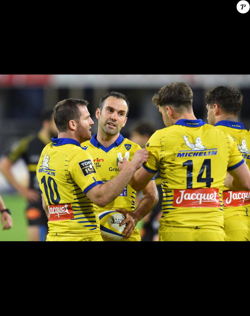 Camille Lopez avec Morgan Parra et Damian Penaud (clermont) - Rugby Top 14 - Clermont l'emporte face à La Rochelle au Stade Marcel-Michelin 25 à 20 © Frédéric Chambert / Panoramic / Bestimage
