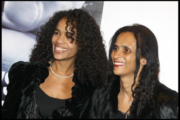 Les séduisantes soeurs Sylla - Virginie et Karine -, à l'occasion de l'avant-première de From Paris with Love qui s'est tenue à l'UGC Normandie, sur les Champs-Elysées, à Paris, le 11 février 2010.