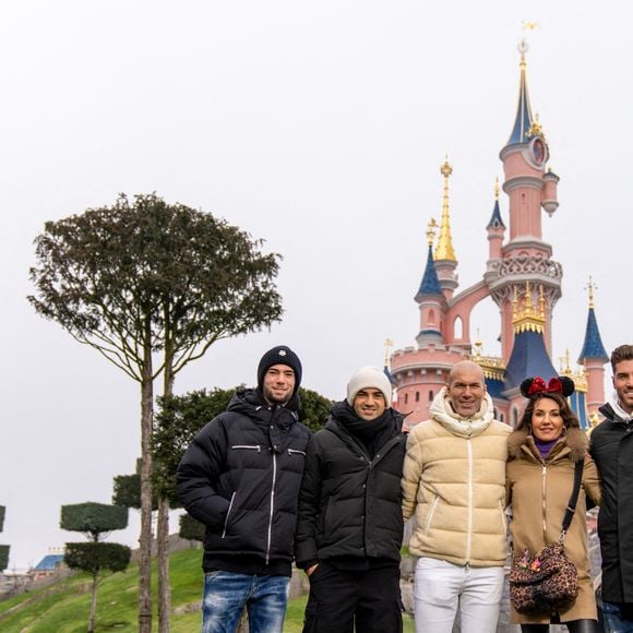 Zinédine Zidane avec sa femme Véronique et leurs fils Enzo Zidane, Luca Zidane, Elyaz Zidane, Théo Zidane - People au 30ème anniversaire du parc d'attractions Disneyland Paris à Marne-la-Vallée le 5 mars 2022. © Disney via Bestimage.