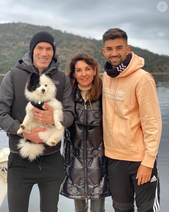 Zinédine Zidane pose avec sa femme Véronique et leur Enzo au cours de vacances en famille à Ibiza. Instagram, le 5 juillet 2019.