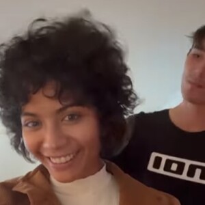 Vaimalama Chaves dévoile sa nouvelle coiffure à son compagnon Nicolas Fleury. Instagram. Le 15 octobre 2022.