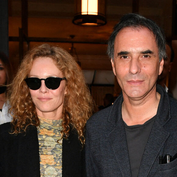 Semi Exclusif - Vanessa Paradis et son mari Samuel Benchetrit lors de l'anniversaire (trois ans) de l'hôtel Les Jardins du Faubourg à Paris le 9 juin 2022. © Veeren / Bestimage