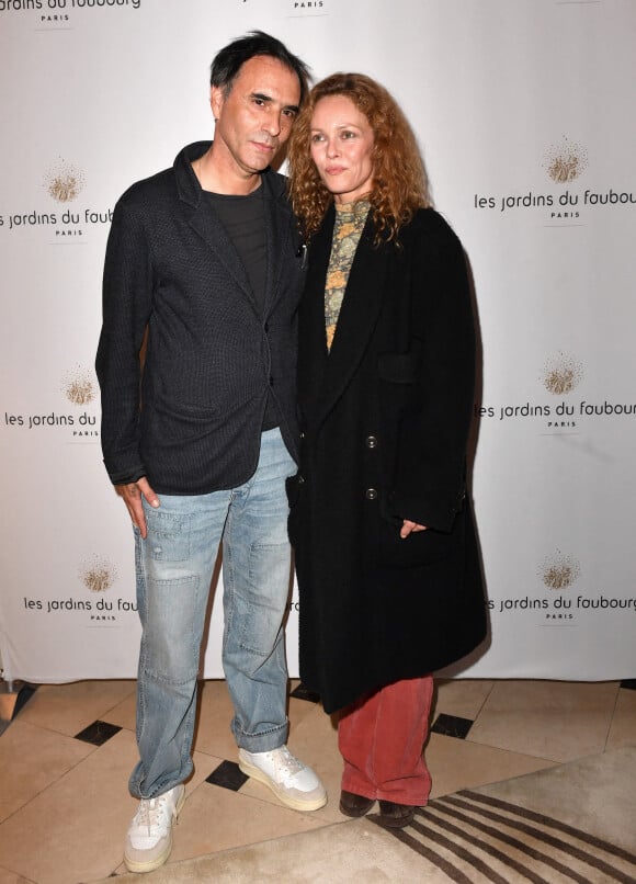 Vanessa Paradis et son mari Samuel Benchetrit étaient réunis sur scène. La comédienne a surmonté un souci de santé pour assurer dans le premier rôle de la pièce "Maman".