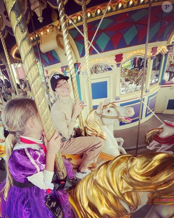 Natasha Andrews a publié des instants magiques de son séjour à Disneyland Paris avec son amoureux Pierre Niney et leurs deux filles. Moment sur l'incontournable carroussel.
