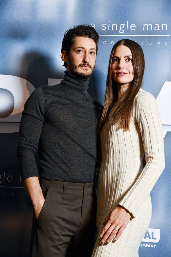 Pierre Niney et sa compagne Natasha Andrews à la première du film "Goliath" au cinéma UGC Normandie à Paris, le 8 mars 2022. © Pierre Perusseau/Bestimage