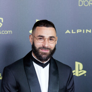 Karim Benzema porte une montre Richard Mille - Photocall de la 66ème cérémonie du Ballon d'Or au Théâtre du Chatelet à Paris le 17 octobre 2022. © Cyril Moreau/Bestimage 