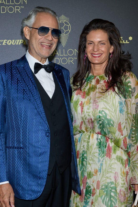 Andrea Bocelli et sa femme Veronica Berti - Photocall de la 66ème cérémonie du Ballon d'Or au Théâtre du Chatelet à Paris le 17 octobre 2022. © Cyril Moreau/Bestimage 
