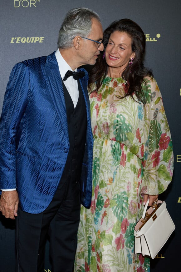 Andrea Bocelli et sa femme Veronica Berti - Photocall de la 66ème cérémonie du Ballon d'Or au Théâtre du Chatelet à Paris le 17 octobre 2022. © Cyril Moreau/Bestimage 