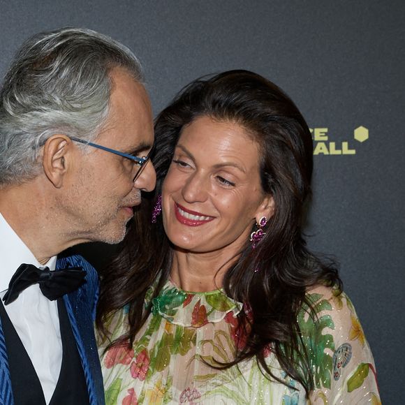 Andrea Bocelli et sa femme Veronica Berti - Photocall de la 66ème cérémonie du Ballon d'Or au Théâtre du Chatelet à Paris le 17 octobre 2022. © Cyril Moreau/Bestimage 
