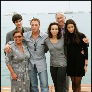 Jean-Claude Van Damme, ses parents, Elaine et Eugene, sa femme Gladys, et ses enfants Bianca et Kristopher, en 2008