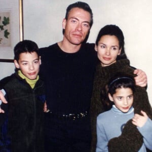 Jean-Claude Van Damme son épous et leurs deux enfants