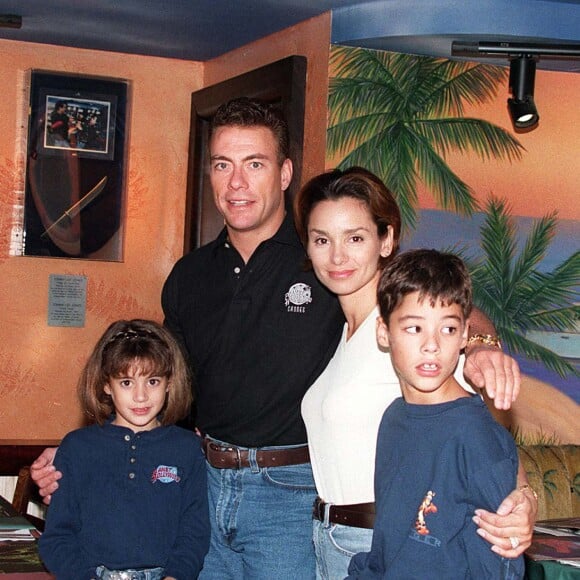 Jean-Claude Van Damme, Gladys et leurs enfants à Planet Hollywood de Cannes