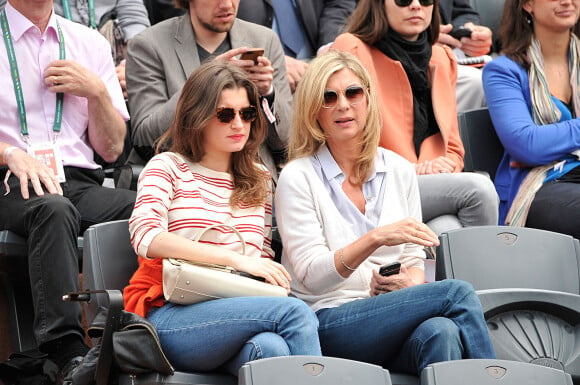 Michèle Laroque et sa fille Oriane aux Internationaux de France de tennis de Roland Garros à Paris, le 29 mai 2014.