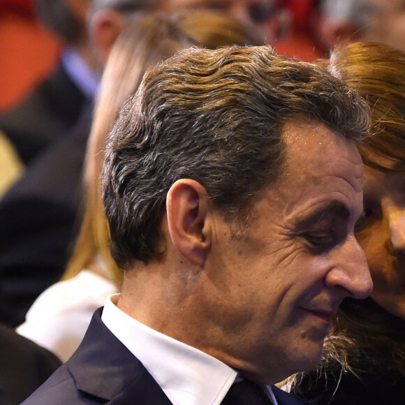 Nicolas Sarkozy et sa femme Carla Bruni-Sarkozy très complices lors d'un meeting à Marseille - Nicolas Sarkozy, l'ancien président de la république française, en meeting à la salle Vallier à Marseille pour la campagne des primaires des Républicains en vue de l'élection présidentielle de 2017, le 27 octobre 2016. © Bruno Bebert/Bestimage 