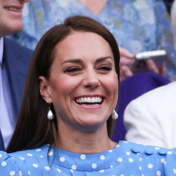 Le prince William, duc de Cambridge, et Catherine (Kate) Middleton, duchesse de Cambridge, dans les tribunes du tournoi de Wimbledon le 5 juillet 2022. 