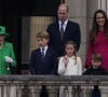 La reine Elisabeth II, le prince William, duc de Cambridge, Kate Catherine Middleton, duchesse de Cambridge, et leurs enfants le prince George, la princesse Charlotte et le prince Louis - La famille royale d'Angleterre au balcon du palais de Buckingham, à l'occasion du jubilé de la reine d'Angleterre. Le 5 juin 2022 