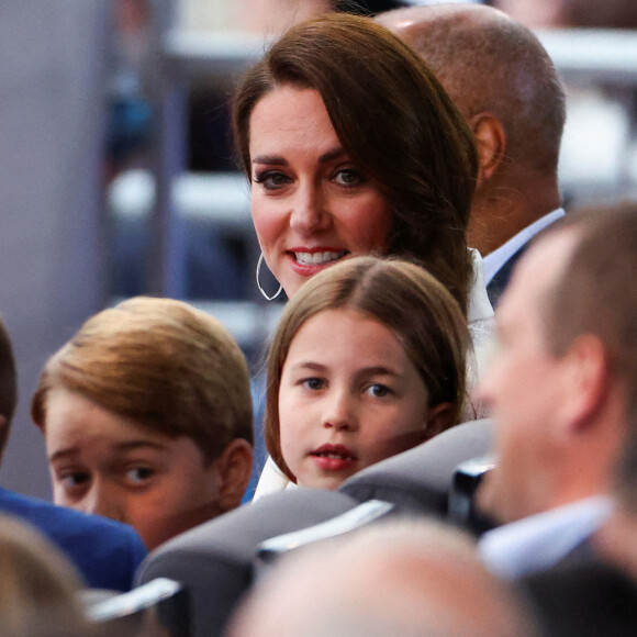 Le prince William, duc de Cambridge, son fils le prince George, la princesse Charlotte et Catherine Kate Middleton, duchesse de Cambridge - Concert du jubilé de platine de la reine devant le palais de Buckingham à Londres le 4 juin 2022. 