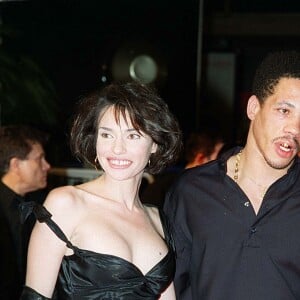 Béatrice Dalle et JoeyStarr - Montée des marches du film "Vou Para Casa" durant le Festival de Cannes 2001.