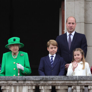 Le prince Charles, prince de Galles, La reine Elisabeth II d'Angleterre, le prince William, duc de Cambridge, Catherine Kate Middleton, duchesse de Cambridge et leurs enfants le prince George, la princesse Charlotte et le prince Louis - La famille royale regarde la grande parade qui clôture les festivités du jubilé de platine de la reine à Londres le 5 juin 2022.