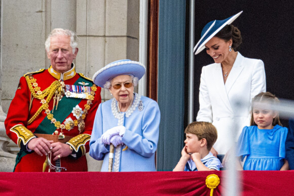 Le prince Charles, prince de Galles, La reine Elisabeth II d'Angleterre, Catherine (Kate) Middleton, duchesse de Cambridge, le prince Louis de Cambridge et la princesse Charlotte de Cambridge - Les membres de la famille royale saluent la foule depuis le balcon du Palais de Buckingham, lors de la parade militaire "Trooping the Colour" dans le cadre de la célébration du jubilé de platine (70 ans de règne) de la reine Elizabeth II à Londres, le 2 juin 2022.