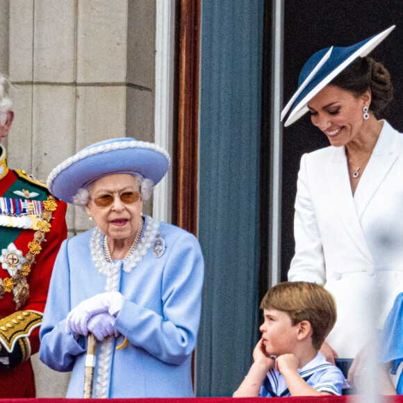 Le prince Charles, prince de Galles, La reine Elisabeth II d'Angleterre, Catherine (Kate) Middleton, duchesse de Cambridge, le prince Louis de Cambridge et la princesse Charlotte de Cambridge - Les membres de la famille royale saluent la foule depuis le balcon du Palais de Buckingham, lors de la parade militaire "Trooping the Colour" dans le cadre de la célébration du jubilé de platine (70 ans de règne) de la reine Elizabeth II à Londres, le 2 juin 2022.