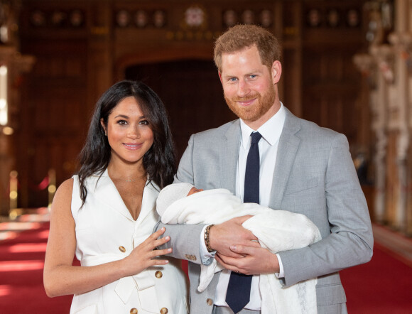 Le prince Harry et Meghan Markle, duc et duchesse de Sussex, présentent leur fils Archie dans le hall St George au château de Windsor le 8 mai 2019. 