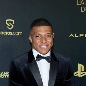 Kylian Mbappé - Photocall de la 66ème cérémonie du Ballon d'Or au Théâtre du Chatelet à Paris le 17 octobre 2022. © Cyril Moreau/Bestimage