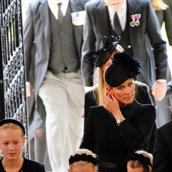 Savannah Phillips, Zara Tindall (Phillips), Isla Phillips, Lena Tindall et Mike Tindall - Cérémonie funèbre en La Chapelle Saint-Georges en présence des 15 Premiers ministres des royaumes qui ont exercé pendant les 70 ans de règne de la reine Elizabeth II d'Angleterre. Le cercueil sera descendu dans la crypte royale de la Chapelle Saint-Georges où elle reposera au côté de son époux le prince Philip, décédé le 9 avril 2021. Une cérémonie privée d'inhumation se tiendra au Mémorial du roi George VI. Windsor, le 19 septembre 2022. © Ben Birchall / Bestimage 