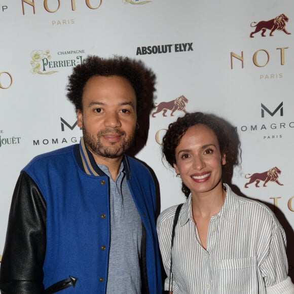 Exclusif - Fabrice Eboué et sa compagne Amelle Chahbi lors de la soirée d'inauguration (cocktail dînatoire) du nouveau restaurant, méditerranéen, de la salle Pleyel, le Noto, à Paris, France, le 29 mars 2017. Benjamin Patou et Cyril Colbeau-Justin ont su s'entourer des meilleurs pour Noto. L'architecte L. Gonzalez et l'instigateur du projet B. Patou ont entrecroisé leurs inspirations et leurs imaginaires pour créer Noto. Au piano, le chef P. Charvet. © Rachid Bellak/Bestimage