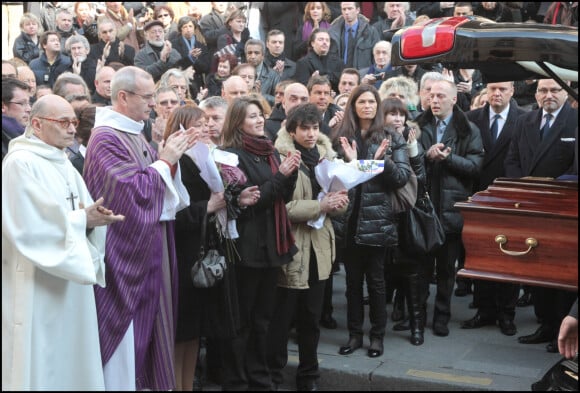 Giulia Salvatori, fille d'Annie Girardot, avec ses proches lors des obsèques de sa mère à Paris en l'église Saint-Roch en 2011