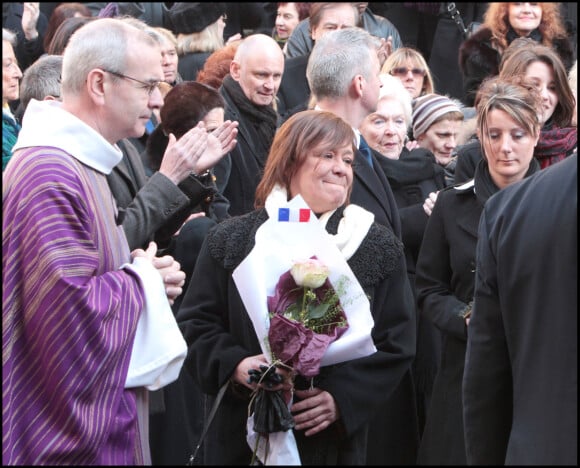 Giulia Salvatori, fille d'Annie Girardot, avec ses proches lors des obsèques de sa mère à Paris en l'église Saint-Roch en 2011