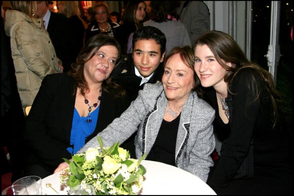 Annie Girardot entourée de sa fille Giulia Salvatori et de ses petits-enfants Lola Vogel et Renato - soirée de Gala de l'IFRAD au théâtre Marigny en 2007