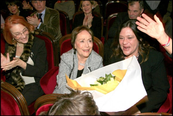 Annie Girardot entourée de sa fille Giulia Salvatori - soirée de Gala de l'IFRAD au théâtre Marigny en 2007