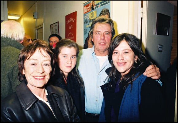 Annie Girardot avec sa petite-fille Lola et sa fille Giulia venues rendre visite à Alain Delon dans sa loge en 1997