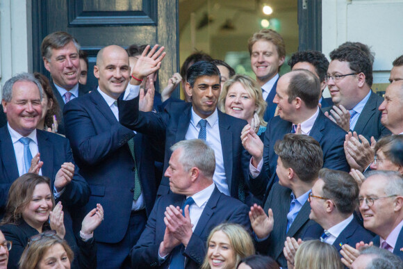 Rishi Sunak est accueilli par des partisans lorsqu'il arrive au siège du Parti conservateur après avoir été annoncé vainqueur duParti conservateur à Londres, Royaume-Uni, le 24 octobre 2022. © Tayfun Salci/Zuma Press/Bestimage 