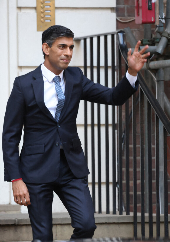 Rishi Sunak est accueilli par des partisans lorsqu'il arrive au siège du Parti conservateur après avoir été annoncé vainqueur duParti conservateur à Londres, Royaume-Uni, le 24 octobre 2022.