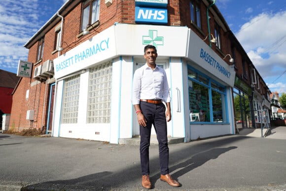 Rishi Sunak, candidat à la succession de Boris Johnson, est en visite de l'ancien cabinet médical de son père, où il était médecin, à Raymond Road Doctors Surgery, à Southamptpn, Hampshire le 24 août 2022. 
