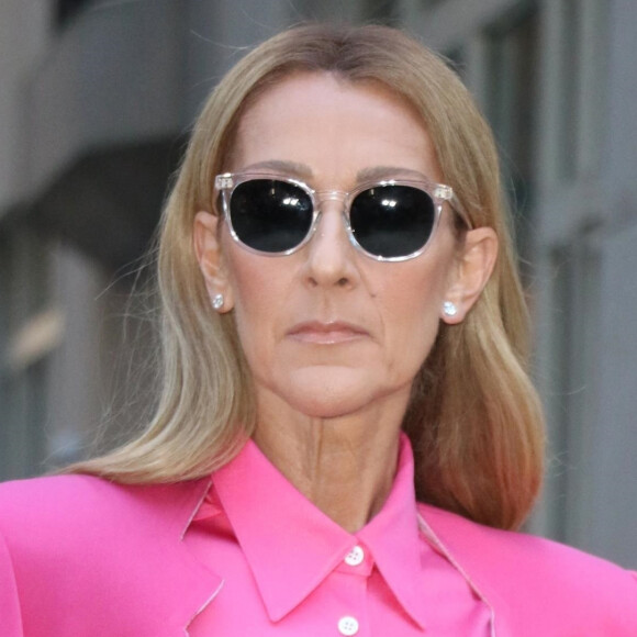 Céline Dion a choisi de s'habiller en rose pour la Journée Internationale pour les Droits des Femmes à New York.