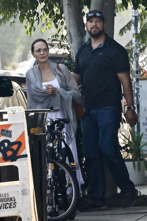 Angelina Jolie fait du shopping avec sa fille Vivienne à Los Angeles, le 5 octobre 2022.