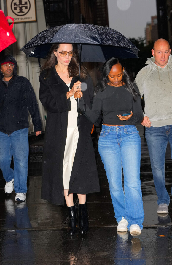 Angelina Jolie fait du shopping avec ses enfants Zahara et Maddox à New York, le 4 octobre 2022.