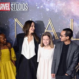 Angelina Jolie et ses enfants Zahara, Vivienne et Maddox au photocall de la projection du film Eternals (Les Eternels) au BFI Imax à Londres le 27 octobre 2021. 