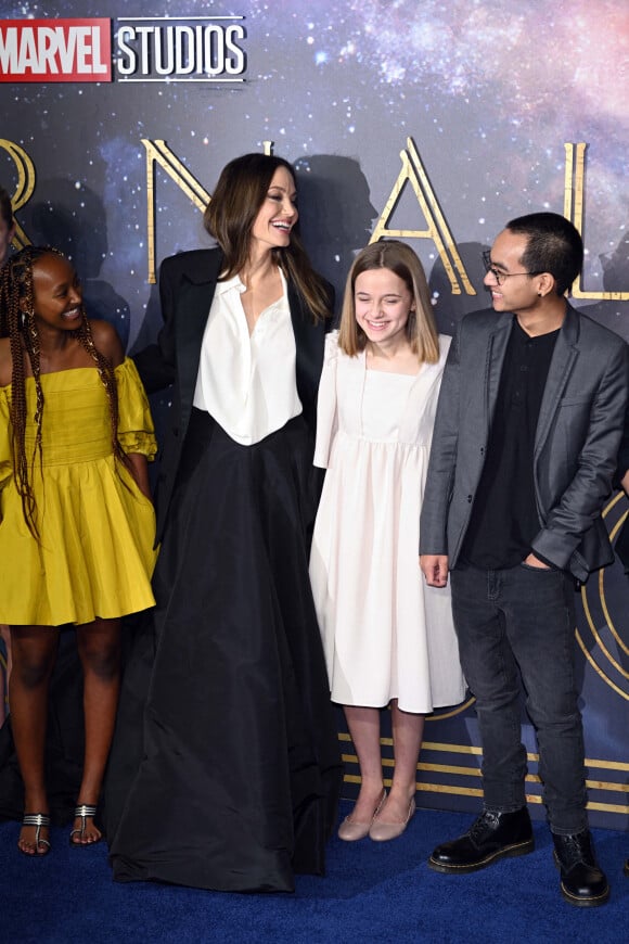 Angelina Jolie et ses enfants Zahara, Vivienne et Maddox au photocall de la projection du film Eternals (Les Eternels) au BFI Imax à Londres le 27 octobre 2021. 