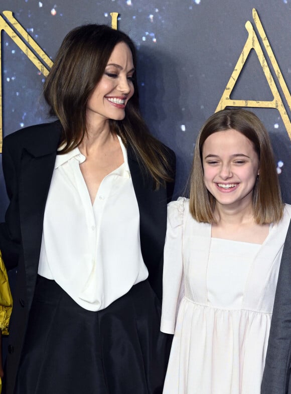 Angelina Jolie et sa fille Vivienne au photocall de la projection du film Eternals (Les Eternels) au BFI Imax à Londres le 27 octobre 2021. 