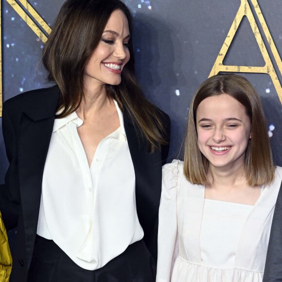 Angelina Jolie et sa fille Vivienne au photocall de la projection du film Eternals (Les Eternels) au BFI Imax à Londres le 27 octobre 2021. 