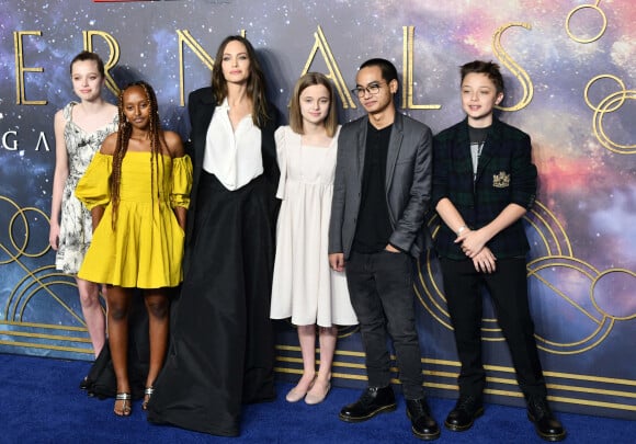 Angelina Jolie et ses enfants : Shiloh, Zahara, Vivienne, Knox et Maddox au photocall de la projection du film Eternals (Les Eternels) au BFI Imax à Londres le 27 octobre 2021. 