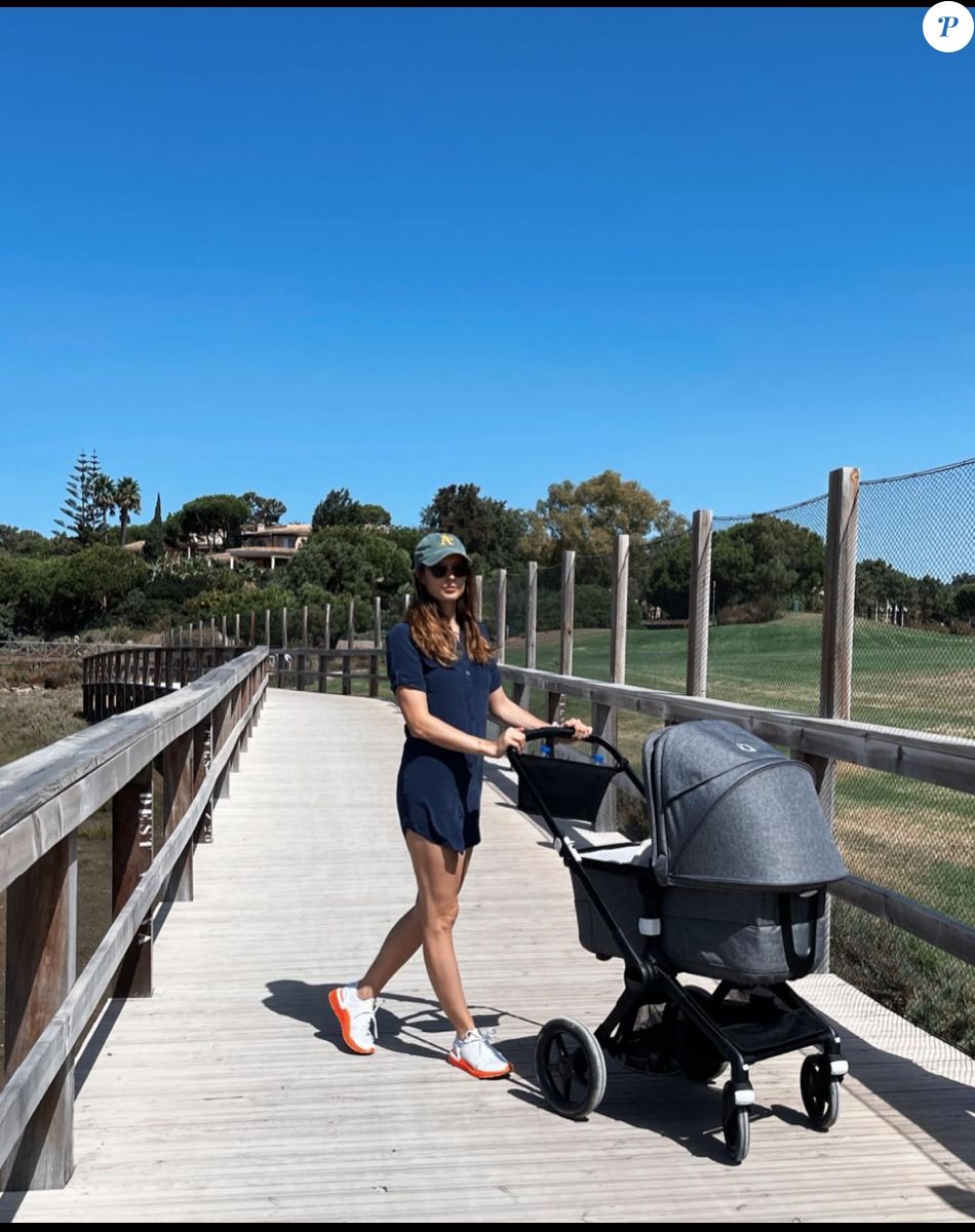 Ilona Smet se promène avec son fils. Instagram. Le 29 août 2022.